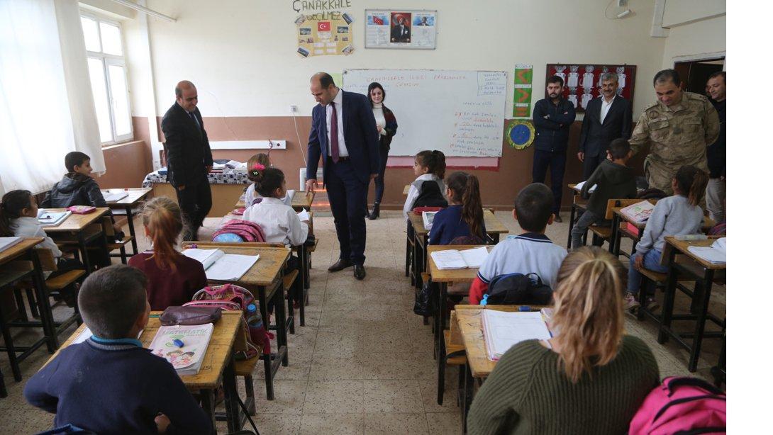 İlçe Kaymakamımız Sayın Dr. Sezer IŞIKTAŞ ile İlçe Milli Eğitim Müdürümüz Sayın Bülent DAYANAN Okulları Ziyaret Etti